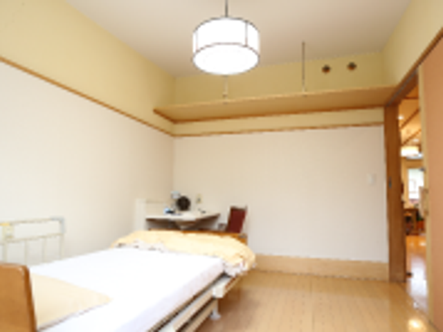 明るい居室 居室 自然光が差し込む、落ち着いた雰囲気の居室です。快適に過ごせる空間を提供します。