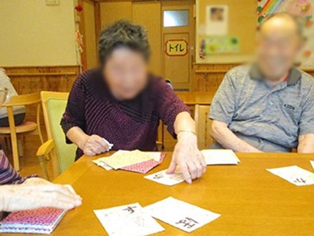和やかなコミュニケーションの場 ラウンジ リラックスした雰囲気の中で、居住者同士が机を囲み、楽しく会話を楽しんでいます。