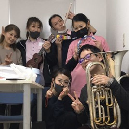 音楽を楽しむスタッフ