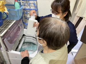 スタッフと洗濯作業中の方