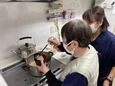 料理を楽しむ様子のキッチン