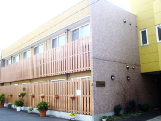 黄色い壁の快適な建物