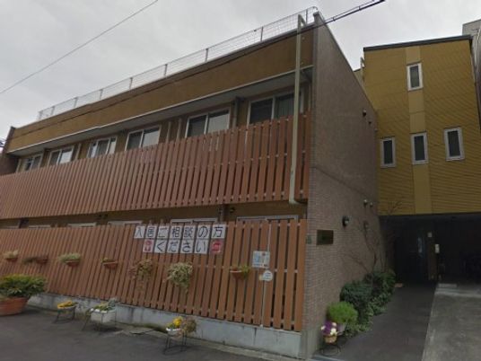 温かみのある外観の建物