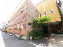 緑あふれる建物外観