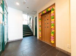 エレベーター前の装飾廊下