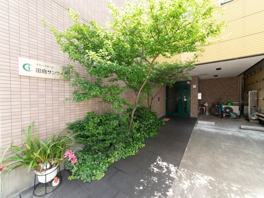 緑あふれる入り口風景