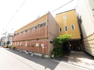 明るい色の外壁の建物