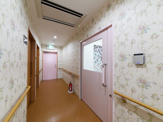 花柄壁紙の廊下