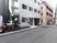 白い建物のエントランス