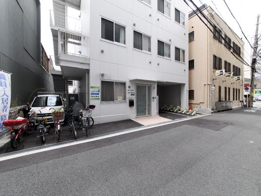 白い建物のエントランス