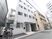 白い建物の都市型施設外観