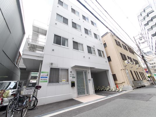 白い建物の都市型施設外観