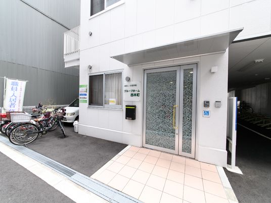 清潔感ある建物エントランス