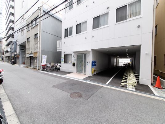 明るいエントランス通り