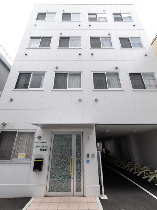 白い建物のエントランス