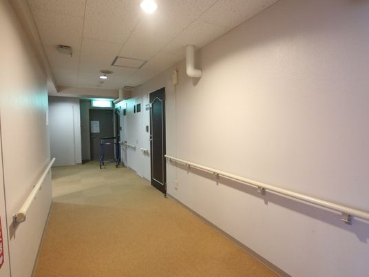 清潔な施設の廊下
