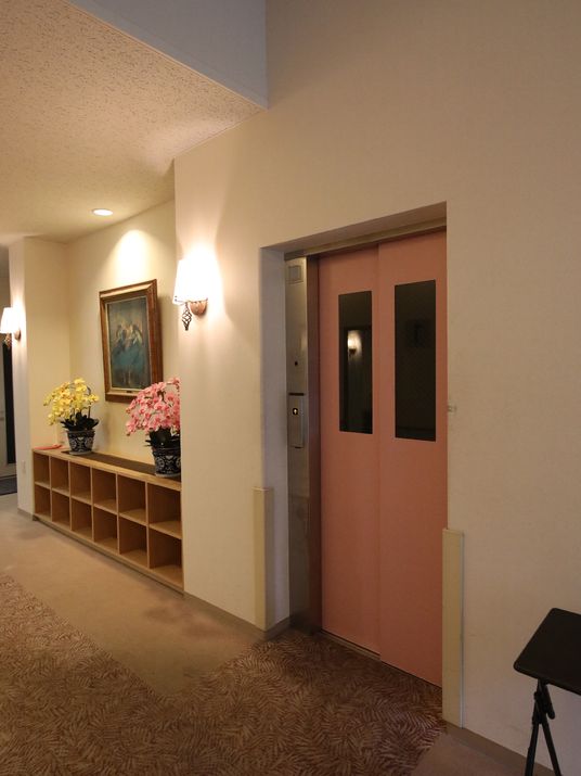 廊下のエレベーター