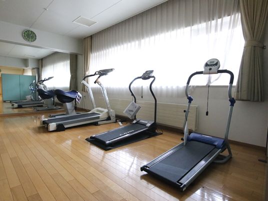 トレーニング機器が並ぶ部屋