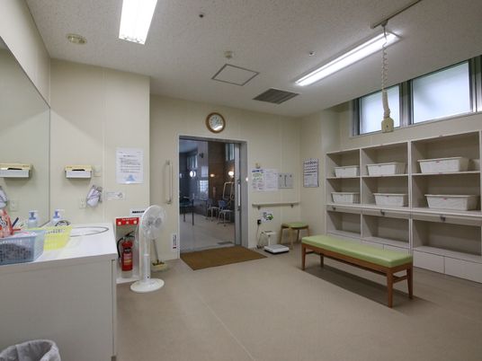 清潔な洗面所と棚
