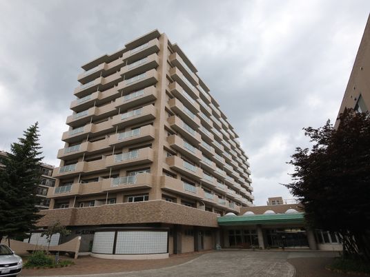 多階層の建物エントランス