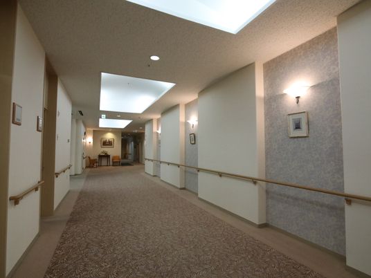 廊下の清潔感ある空間