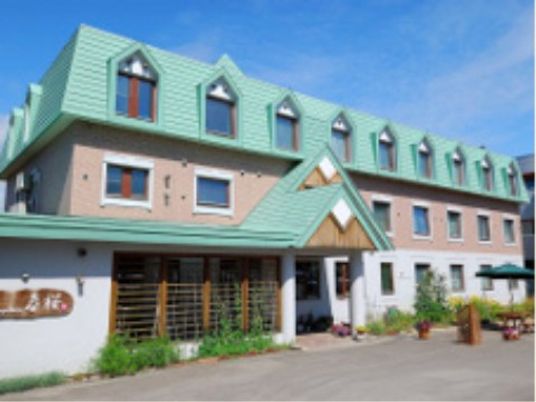 緑の屋根が特徴的な建物