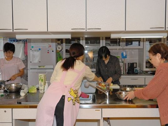 キッチンで活動する人々
