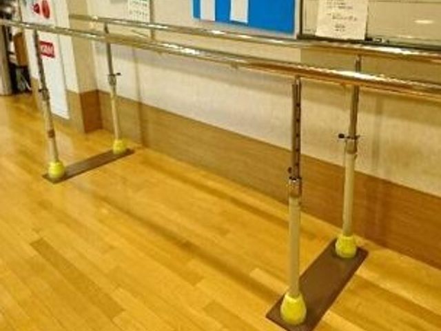 木製の床の機能訓練室 機能訓練室 木製の床が広がる明るいスペースで、トレーニング設備が整っています。サポートバーが設置されていますので、リハビリに最適です。