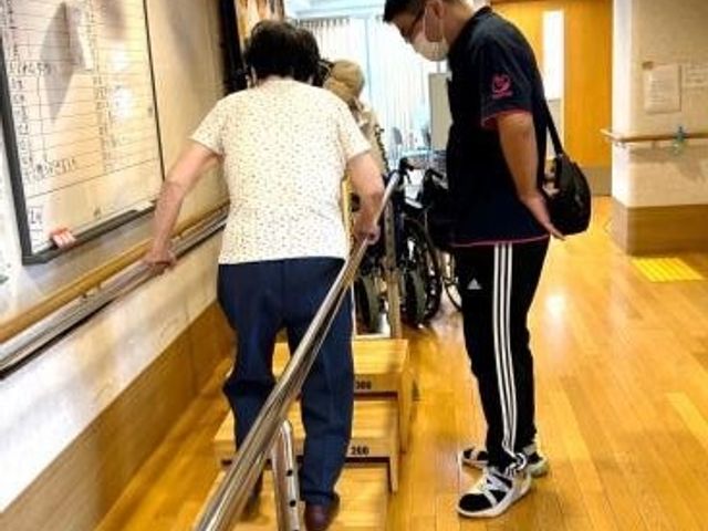 歩行訓練中の階段 機能訓練室 明るい空間での歩行訓練です。スタッフと一緒に安心してステップアップできます。