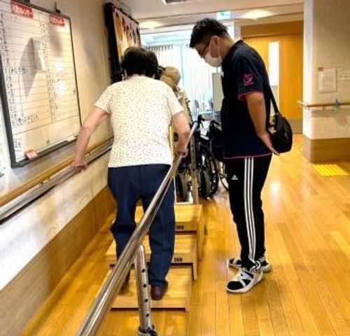 歩行訓練中の階段