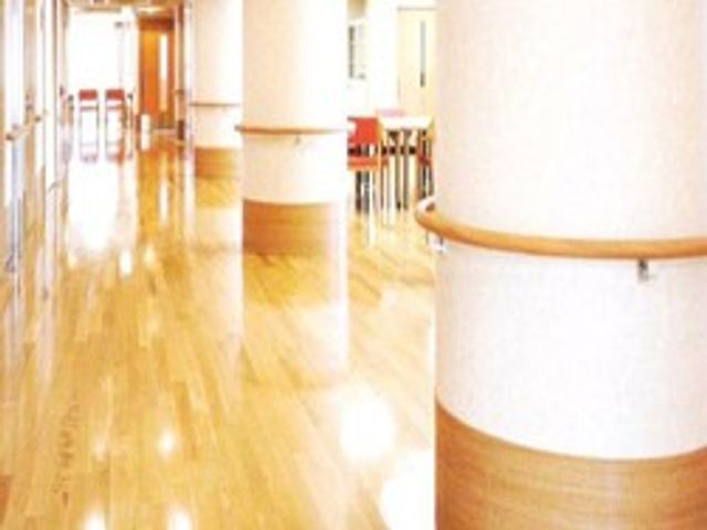 明るい廊下 廊下 広々とした明るい廊下では、安全に移動できる手すりが設置されており、快適な動線が確保されています。