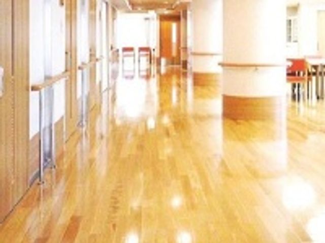 明るい木製フロアの廊下 廊下 広々とした明るい廊下は、清潔感にあふれています。両側に手すりがあり、安全に配慮しています。