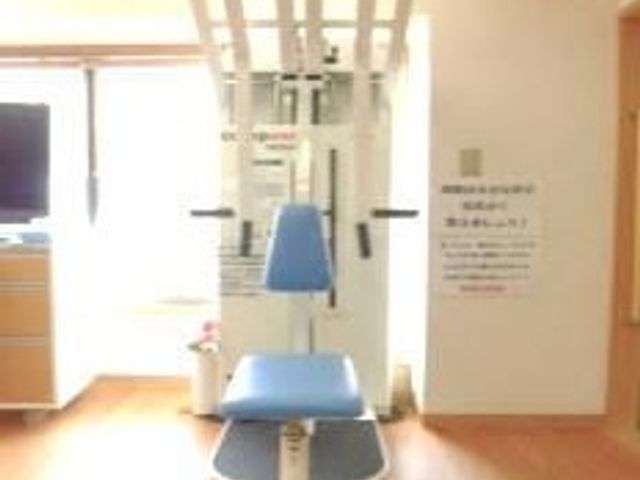静かな訓練室 機能訓練室 穏やかな日差しが差し込む空間で、リハビリ機器が整っています。利用者に合わせた訓練が可能です。