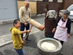 餅つきを楽しむ様子