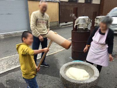 餅つきを楽しむ様子