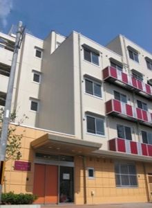 明るい建物のエントランス