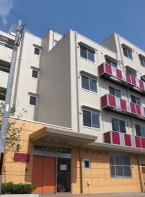 明るい建物のエントランス