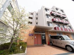 春の訪れ感じる建物外観