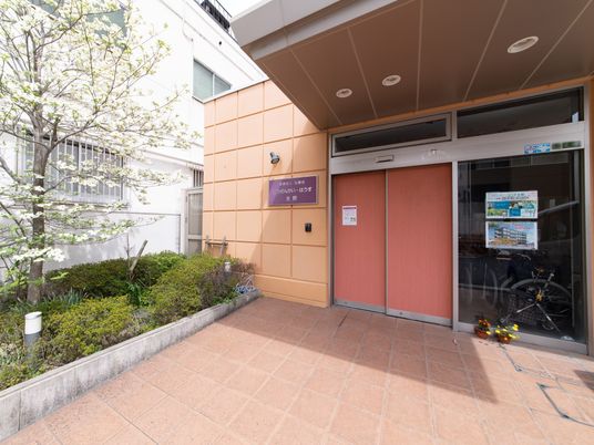 エントランス外観と植栽