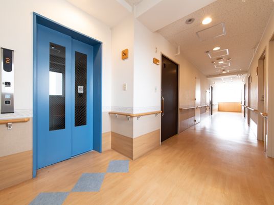 明るく広い清潔な廊下