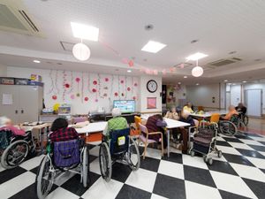 明るく広々とした食堂