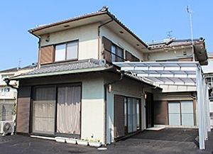 広々とした建物外観