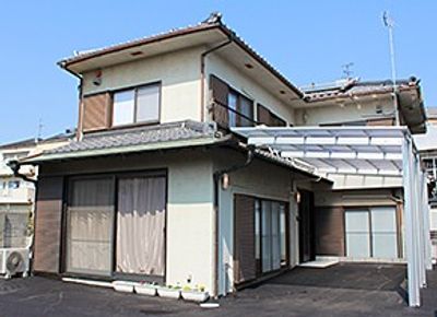 広々とした建物外観