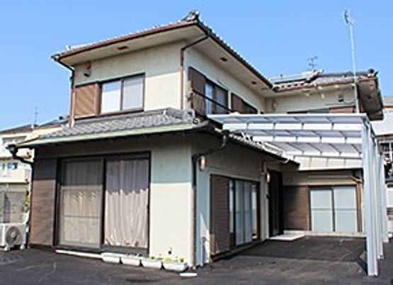 広々とした建物外観