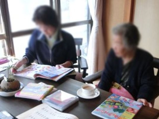 窓際のテーブル