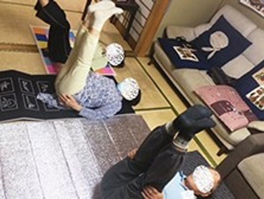 運動を楽しむ様子の居室