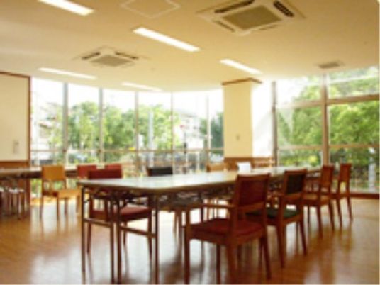 施設の写真 「アクティブライフ豊中」リビング。入居者様同士、仲良く会話をされている姿をよくお見かけします。