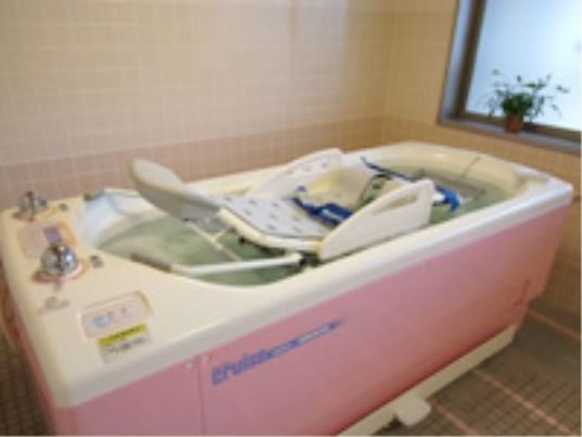 施設の写真 「アクティブライフ豊中」機械浴室 寝たきりの方でも、快適にお風呂を楽しめます。