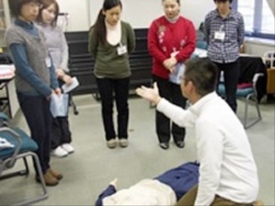 施設の写真 「アクティブライフ豊中」AED研修の風景。 AEDとは「Automated External Defibrillator」の略であり、日本語訳は「自動体外式除細動器」です。