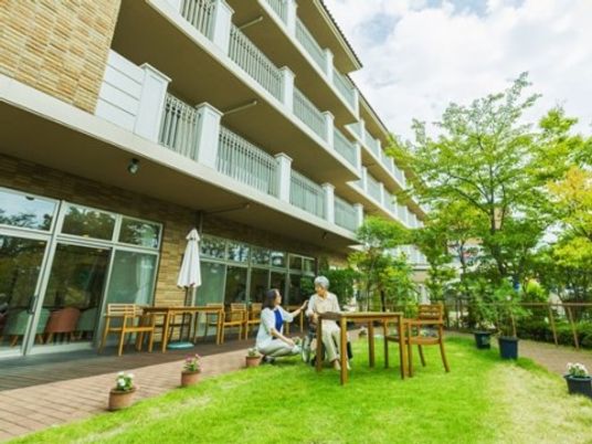 施設の写真 「アクティブライフ豊中」中庭1 緑一面に広がる中庭です。